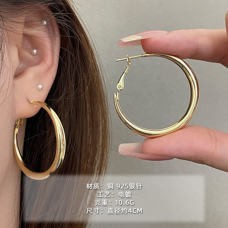 2025 nuevo estilo verano de moda anillo plateado círculo negro círculo fino temperamento europeo y americano aretes dorados de todo fósforo