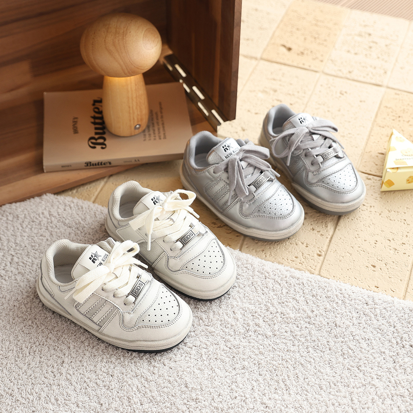 2026 Autumn New Children's Vintage-Style Distressed White Shoes, Fashionable Silver Casual Shoes for Young Children, Trendy Sneakers