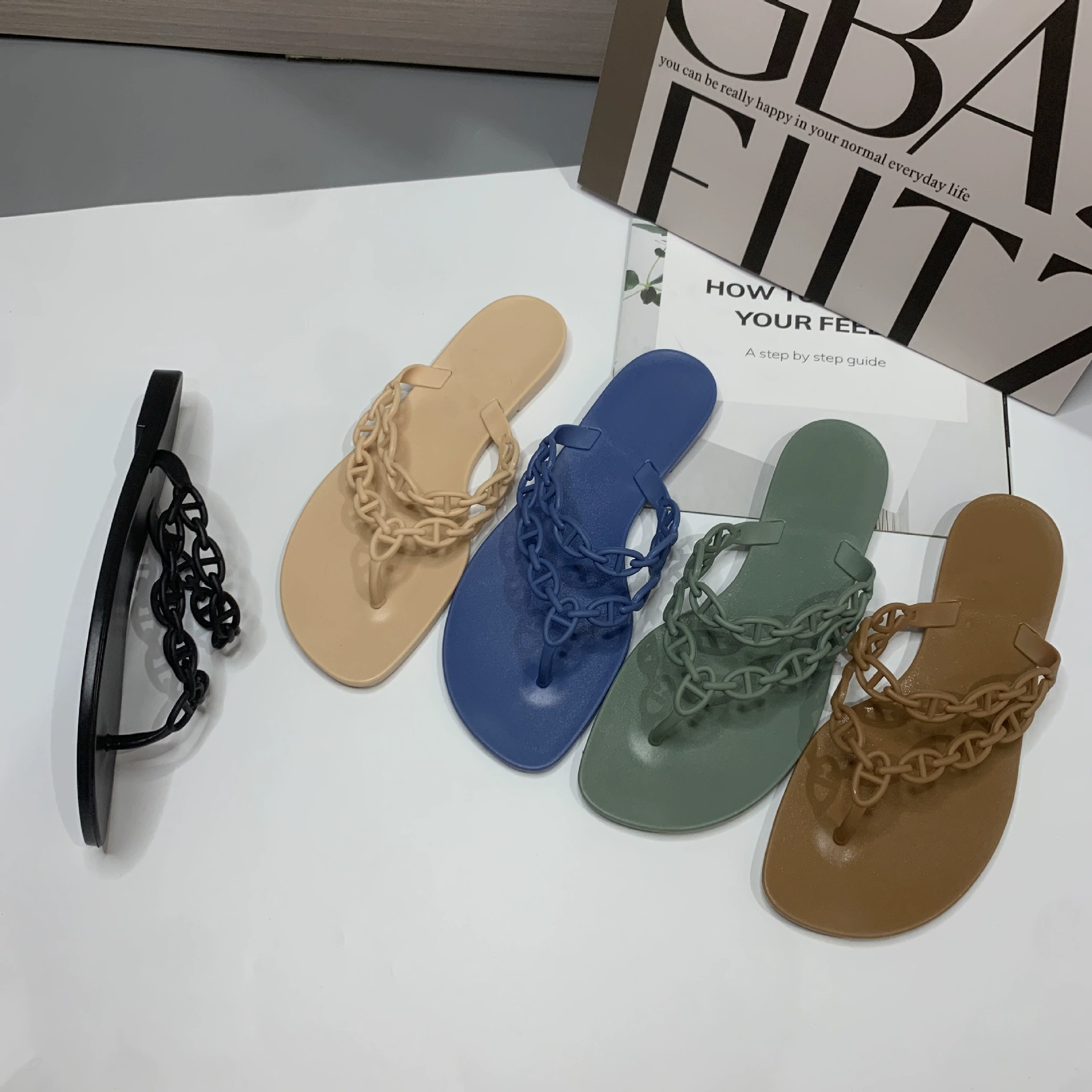 Модные шлепанцы с квадратной головой женские наружные носить новые летние повседневные клипены с плоскими ножками на пляже холодные тапочки оптом