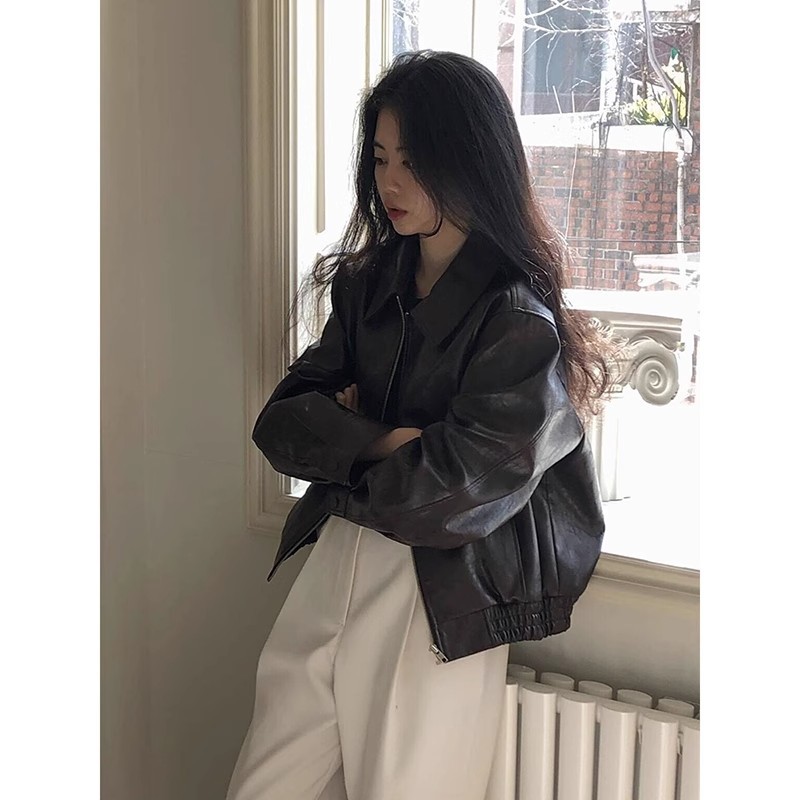 Short brown leather jacket for women, new spring/autumn 2025 style, cool and stylish, petite, trendy, motorcycle-inspired, retro.