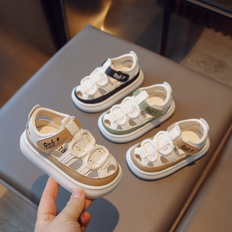 Entrega de una pieza de verano nuevas medias sandalias de fondo suave para niños sandalias de cuero para niños y niñas zapatos de agujero hueco