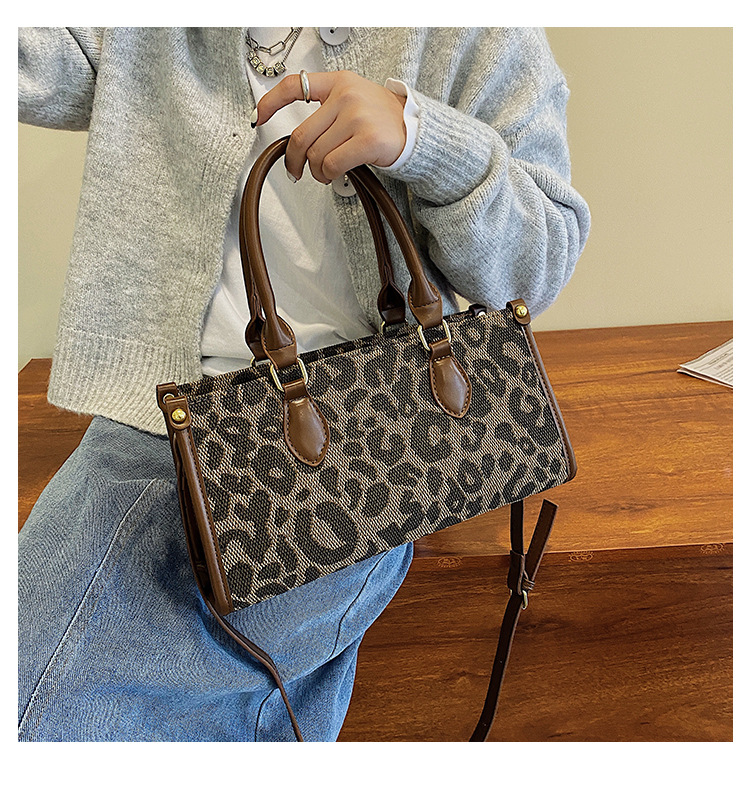 Large-capacity Handbags Bags 2021 New Fashion Niche Design Messenger Leopard Print Texture Portable Large Bag display picture 11