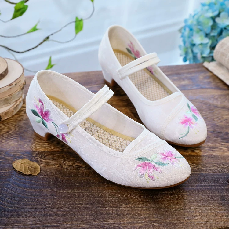 Мелкие 2022 новые туфли с этнической вышивкой и внутренней высотой, женские одиночные туфли, туфли-Чонсам с острым носком и квадратной танцевальной обувью на говяжьей подошве