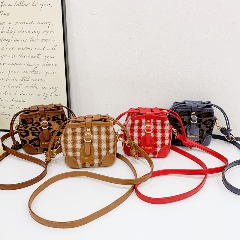 2025 nuevo bolso infantil de moda coreana estampado leopardo para niños y niñas bolso de cubo de aire a placas extranjeras bolso de cambio de bebé