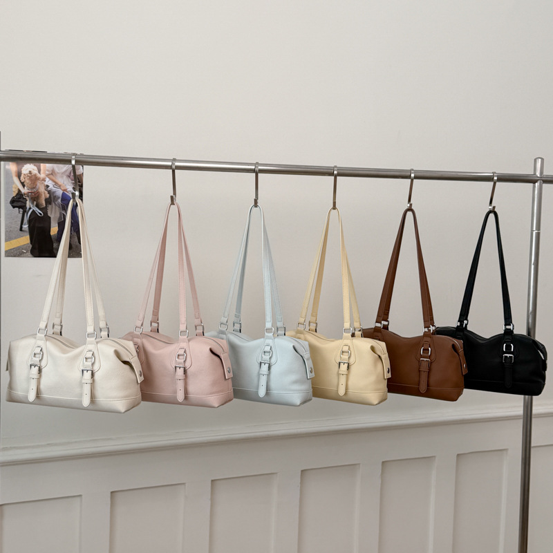 Bolsas de bolos de cuero suave de estilo extranjero, bolsas de brazales de diseño de tendencia, bolsas de viaje frescas para el trabajo.