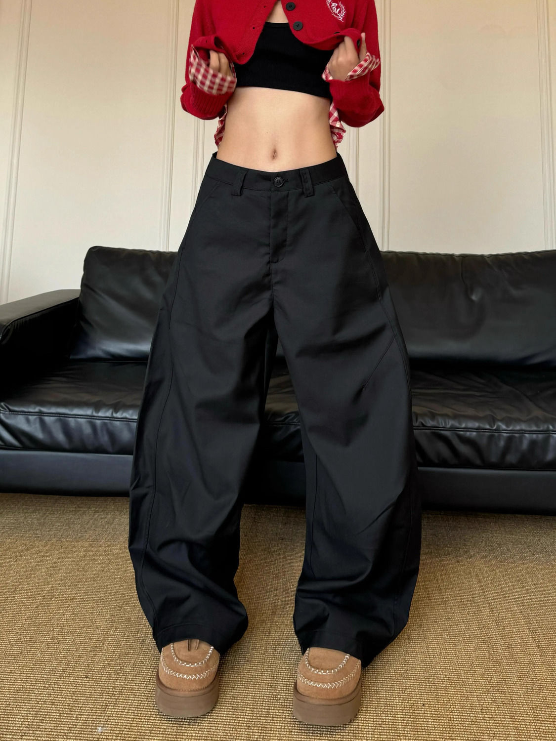 Pantalones de cimitarra gris simples y versátiles de alta gama 2025 silueta suelta plisada pierna ancha pantalones casuales de moda