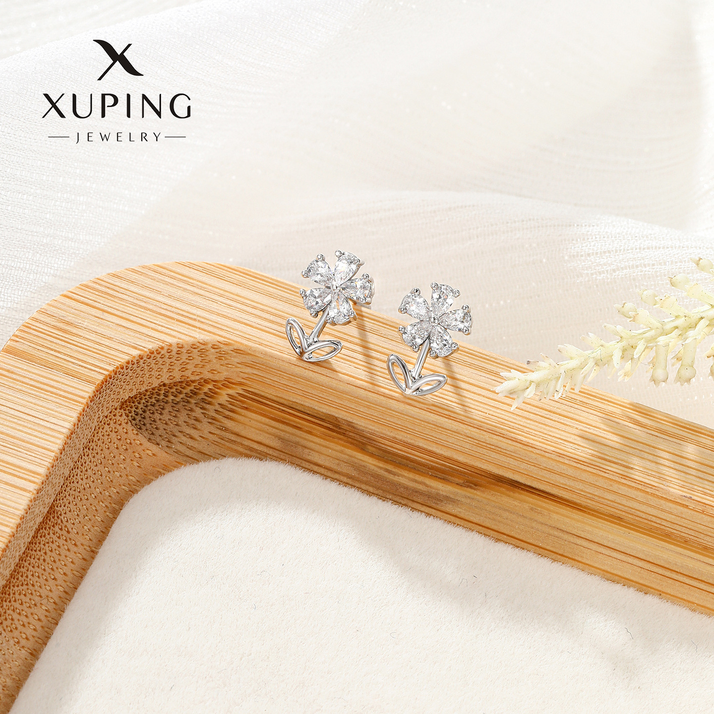 Joyas Xuping flores amor estrellas gotas de agua zircon orejetas de aleación de diamante femenina sensación de diseño de moda ligera orejetas de lujo