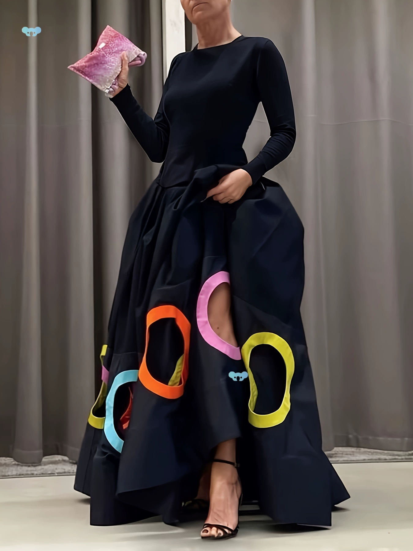 Элегантное женское платье макси трапециевидной формы с длинными рукавами и круглым вырезом