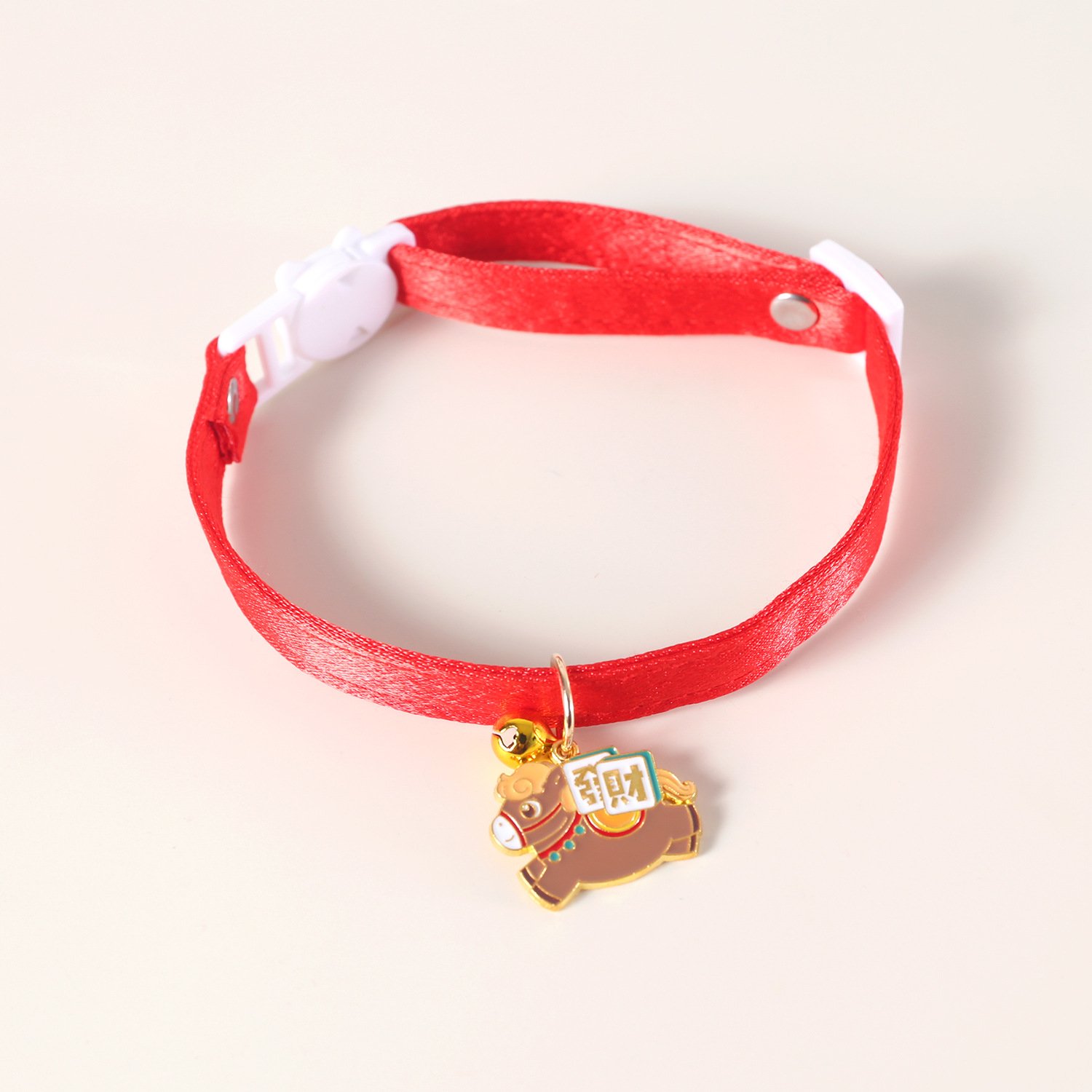 2026 artículos para mascotas Año Nuevo chino caballo de viento colgante de caballo de seguridad botón gato perro collar accesorios collar