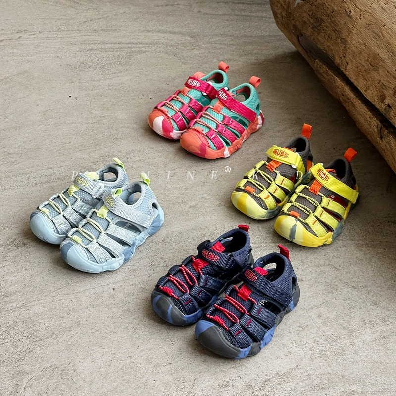 Детские сандалии на открытом воздухе