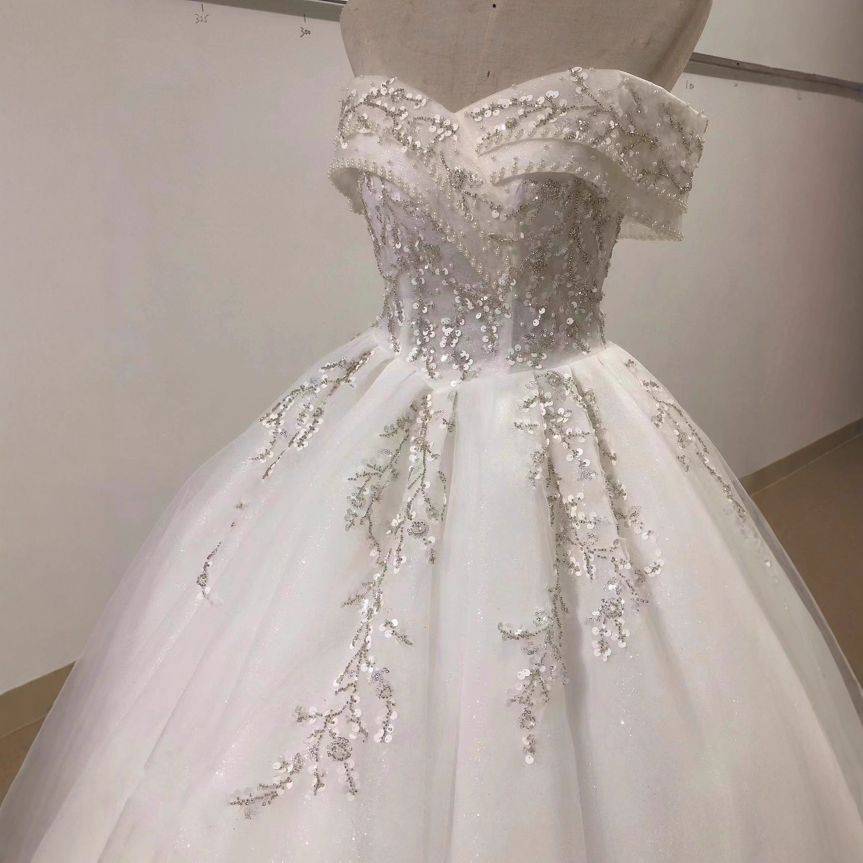 Vestido de novia con hombros descubiertos, nuevo estilo 2026, elegante y adelgazante, estilo francés de hadas con cola de cielo estrellado y dobladillo grande. image 5
