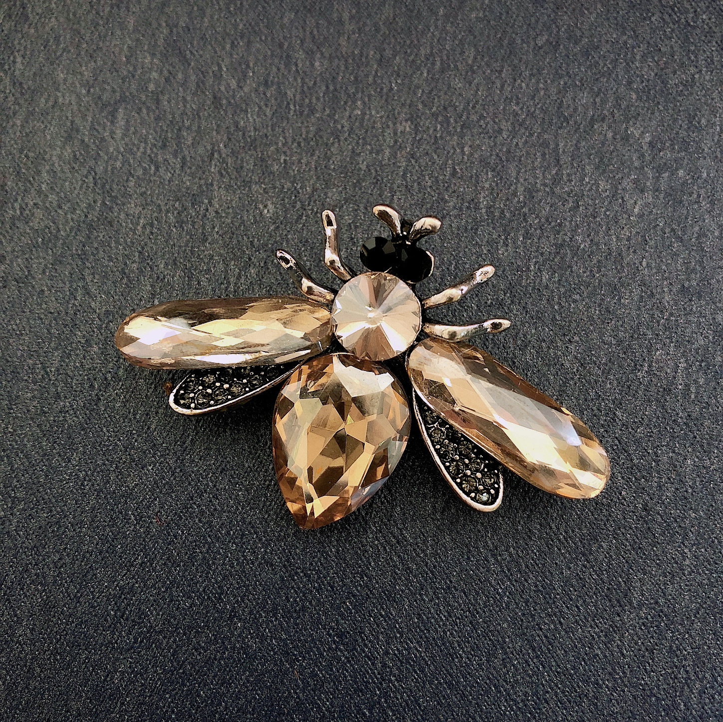 Nuevo vidrio abeja broche moda insecto rhinestone ramillete de las mujeres traje accesorios pin al por mayor