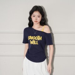 季优 藏蓝色斜肩露肩短袖t恤女设计感撞色肩带褶皱收腰印花上衣夏