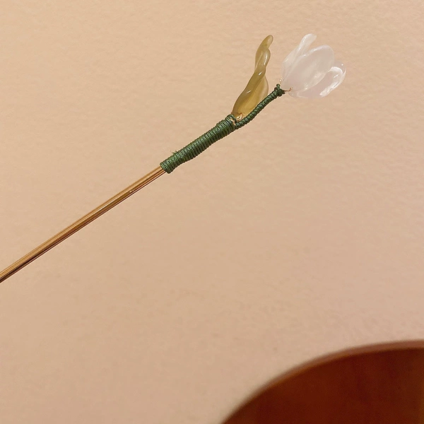 White Chinese hairpin, flowered