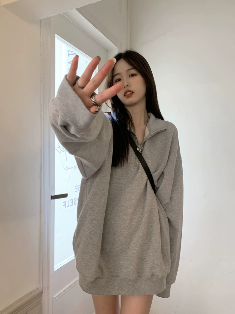 Colored long sweatshirt with zipper, high collar, mid-length