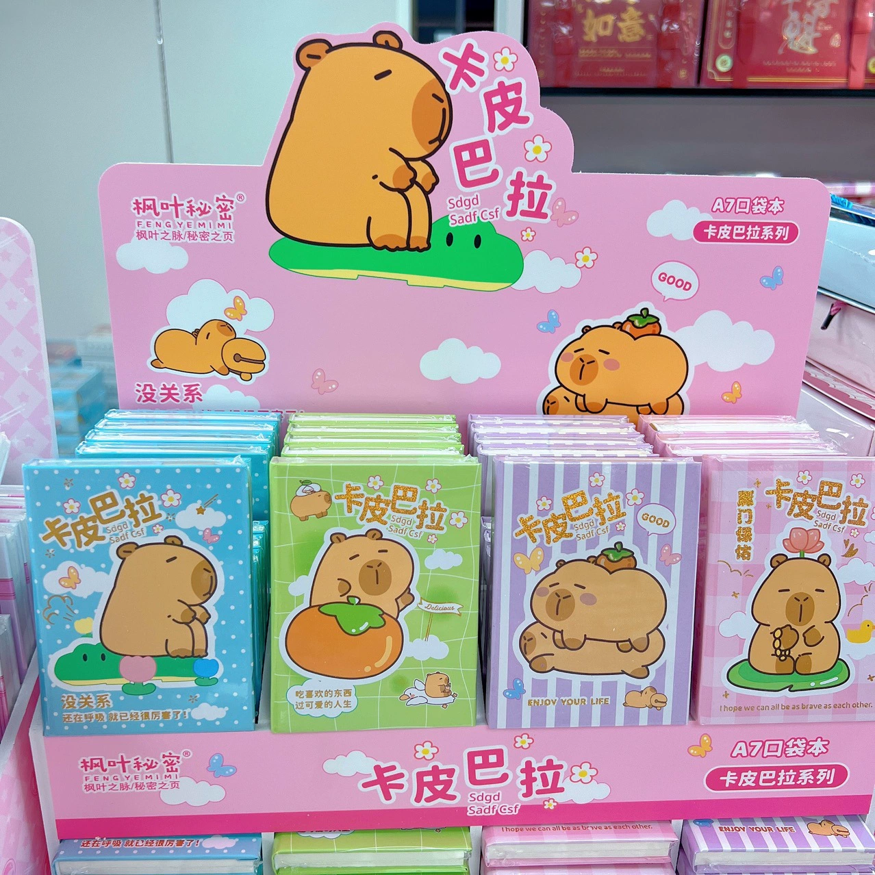 Карикатура может быть оснащена пружинной книгой формата A7 Sanrio Kippi. Карманная маленькая тетрадь студента
