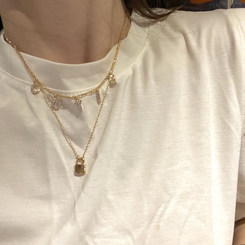 Luxuriöse Perlenkette mit Magnetverschluss für Damen. Hypoallergen, zartes Choker-Design für höchsten Tragekomfort und ein sicheres Gefühl. Europas Top-Trend-Perlenkette 2026._voghion.com
