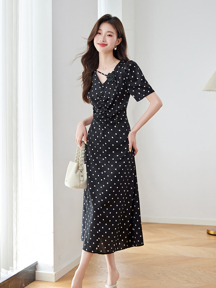 Đầm chấm bi tay phồng cổ V eo thắt dây dáng dài Z5627 — Màu đen, Màu trắng