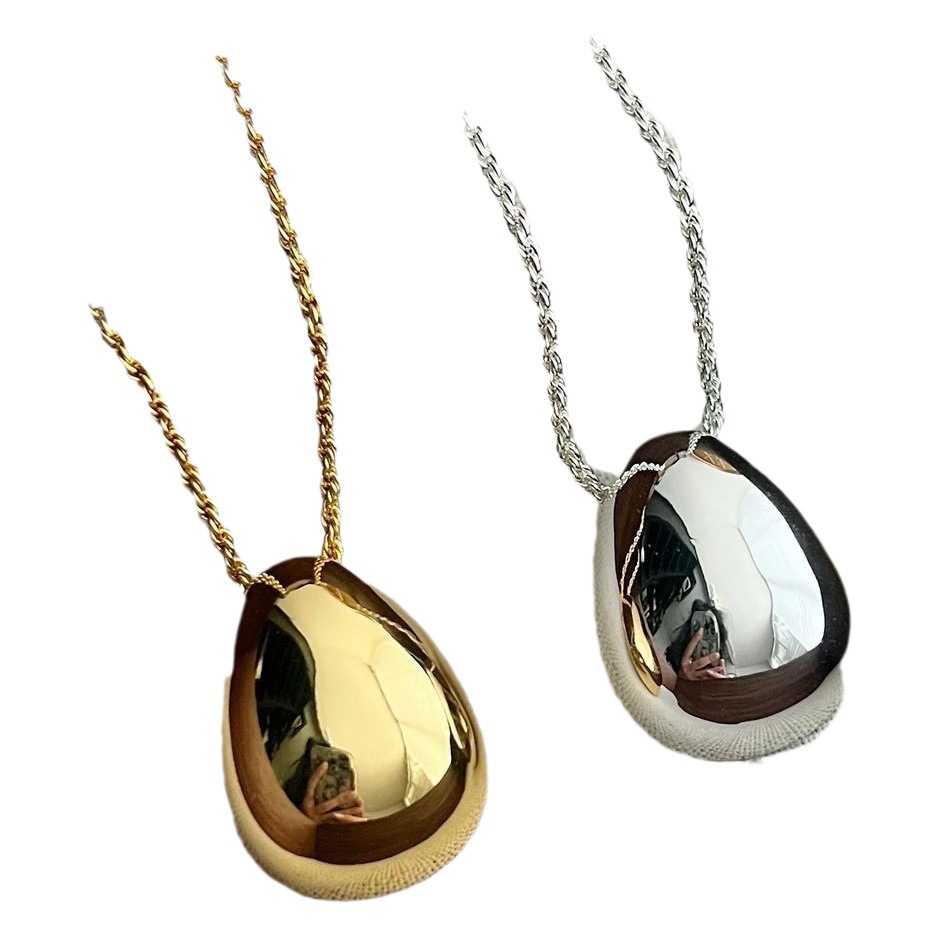 Francés retro europeo y americano nicho diseño huevo gota de agua colgante collar minimalista de gama alta estilo frío plata huevo suéter cadena