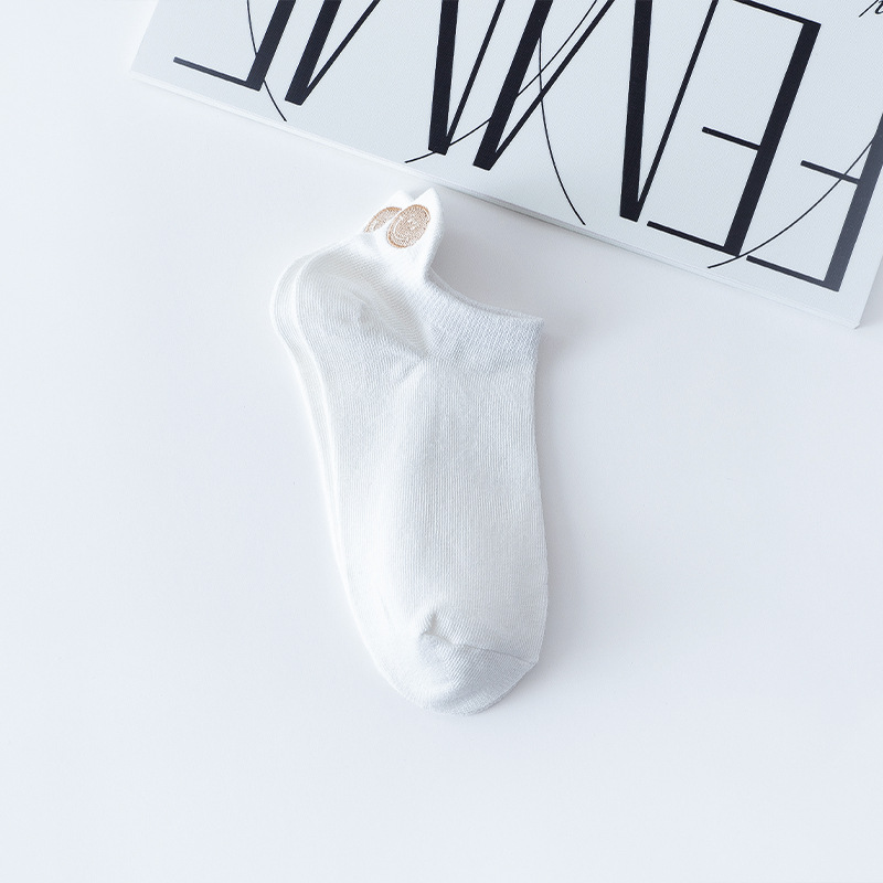 Calcetines de mujer de verano delgados superficial absorción de sudor calcetines transpirables talón bordado para elevar las orejas calcetines blancas al por mayor