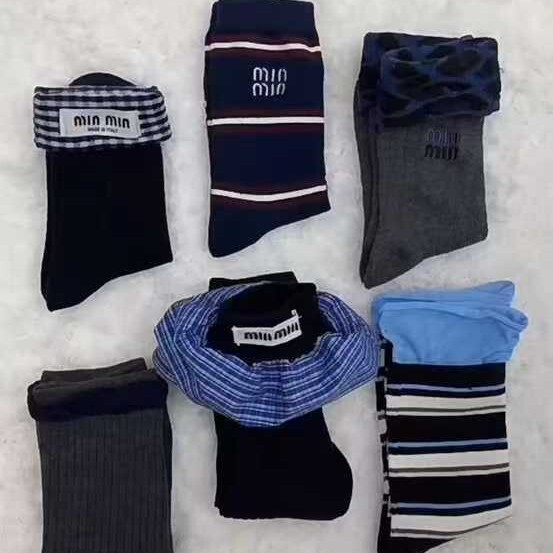 The blogger has the same blue-gray high-end feeling ~ miu wind wear and pinch stripes color matching double-layer cotton spring and summer socks
