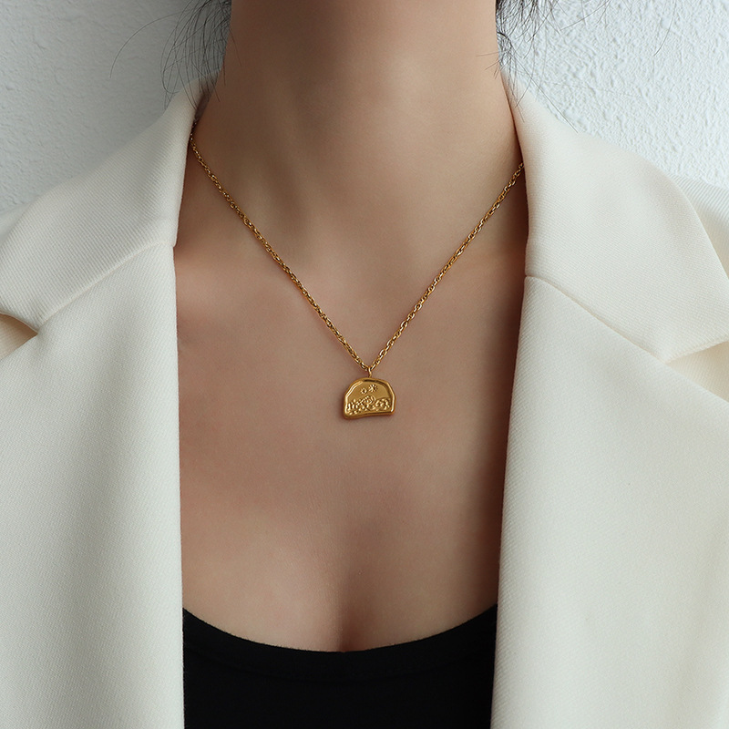 „Han Mei Ying Xue“ pusiau netaisyklingos raktikaulio grandinėlės hiphopo nišinio dizaino titano plieno auksiniai papuošalai_voghion.com