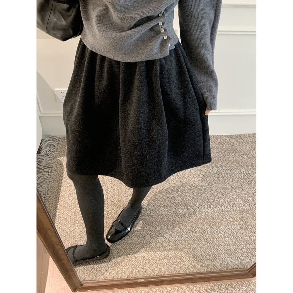 Autumn and winter maternity wear: Berkeley-style gray midi skirt, a gray maternity skirt that covers the body and is made of wool, a floral-patterned half-skirt for autumn and winter