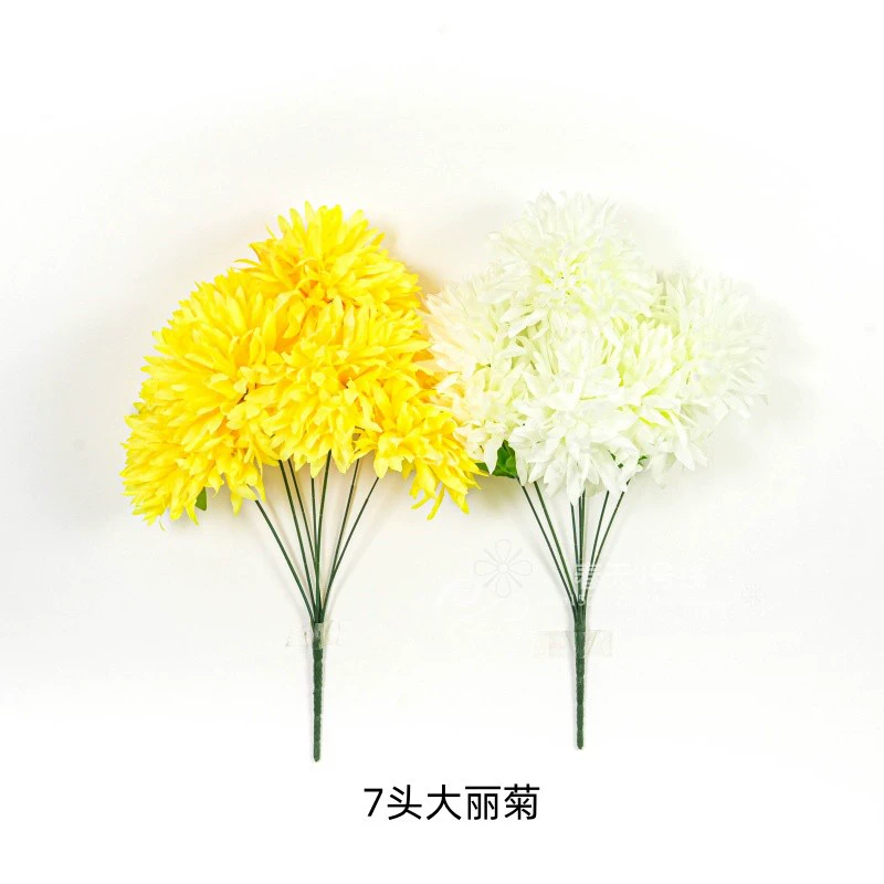 Цветы хризантемы для погребальных принесений на фестивале Цинмин, памяти предков, уважения к мученикам и соболезнований по потерянным близким.