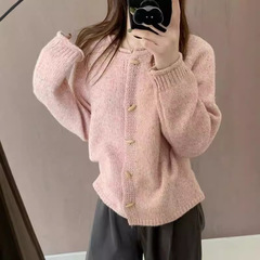 花の糸の柔らかいモチモチのカールの高級感の牛の角のボタンのニットのカーディガンの女性の2024秋冬の韓系のゆったりしているセーターのコート