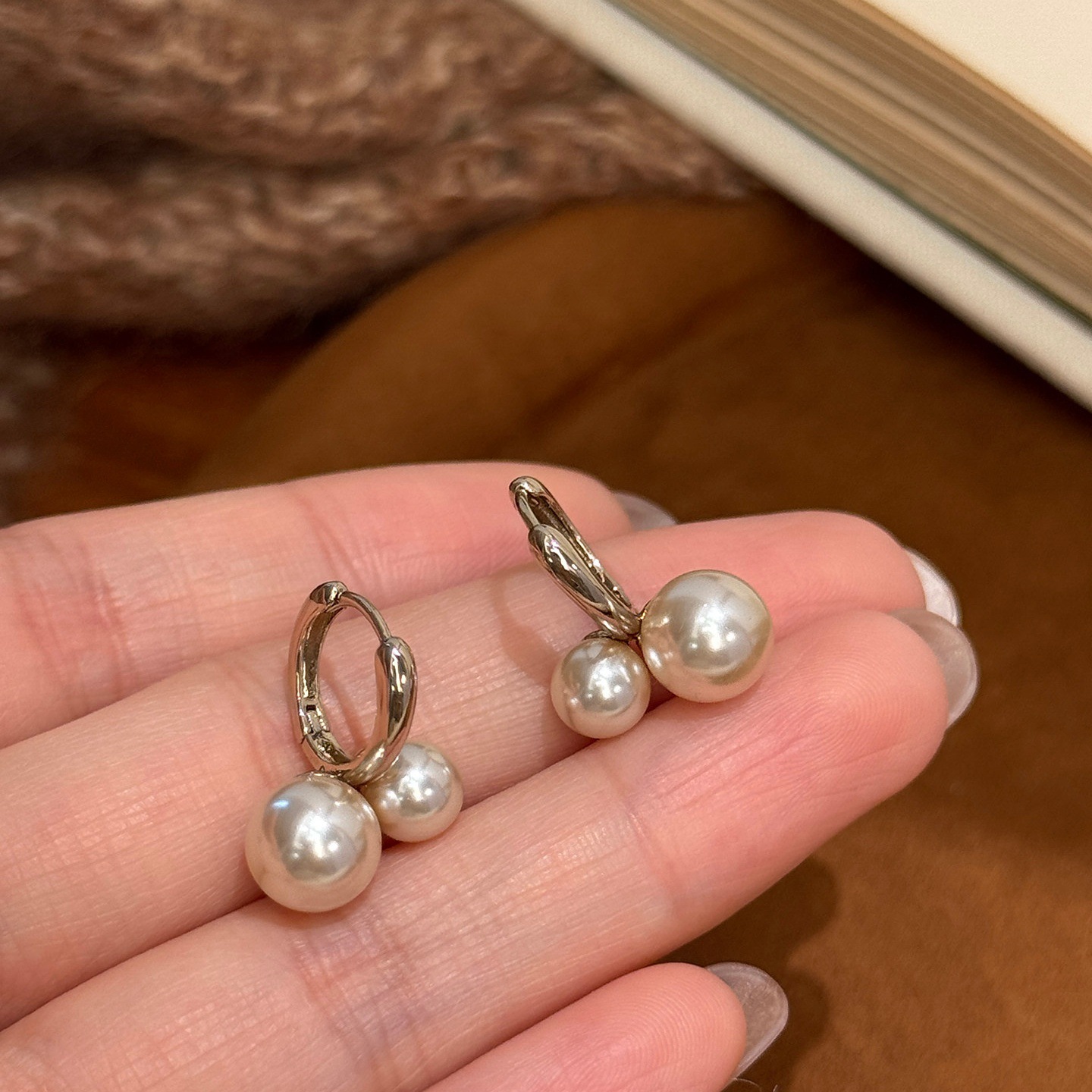 Elegant Pearl Cherry Stud Earrings In Mocha Mousse And Gold Tone_voghion.com