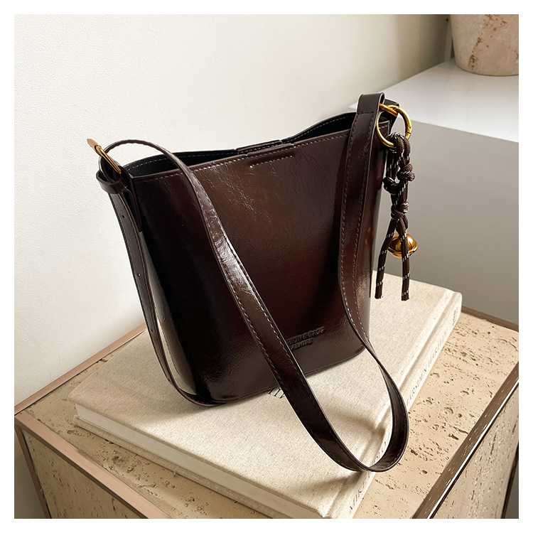 This year, the retro and fashionable women's 2024 new models are popular. This year, single-shoulder crossbody bags, large-capacity hand-held bucket bags, and cross-border bags are all in vogue undefined