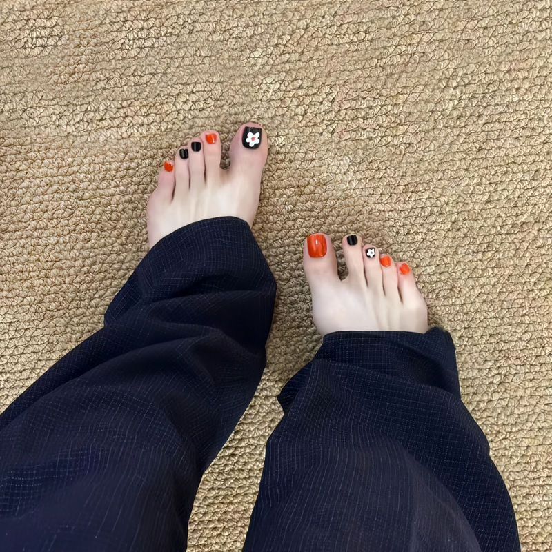 J133-Tangerine Black Jumping Color Daisy Wearable Nails, High-End, Elegant, Whitening and Popular Removable Toenail Patches