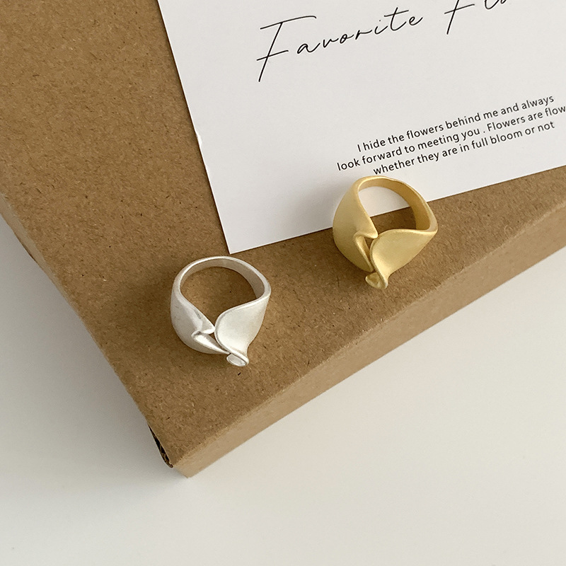 Anello da donna in argento con faccia larga plissettata S999 con texture satinata, versione giapponese coreana con design minimalista e_voghion.com