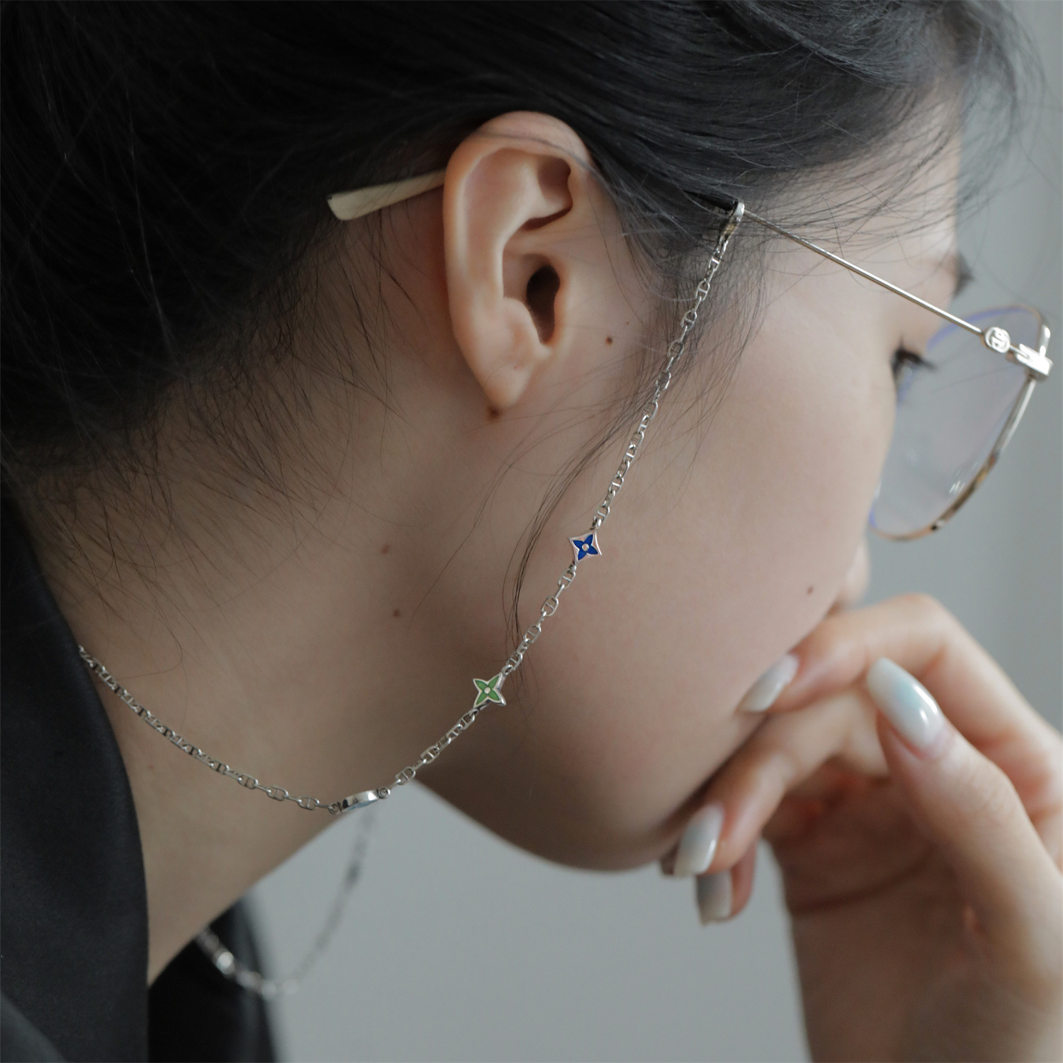 Glasses Chain Mask Chain Four-leaf Clover Old Bone Flower Double Button Pig Nose Necklace Niche Advanced Sense Cold Wind Necklace for Women