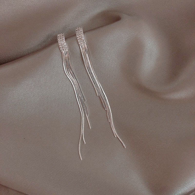 Pendientes de borla de hojas de diamantes súper parpadeantes de plata Pendientes de temperamento de moda Pendientes de diseño de nicho femenino Lujo ligero y de alta gama