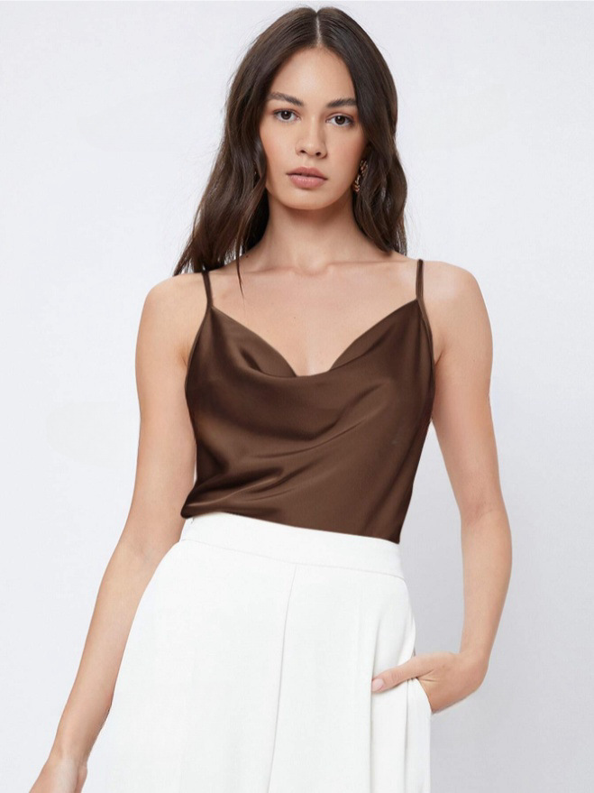 Camisola de satén de seda de imitación en el interior del traje