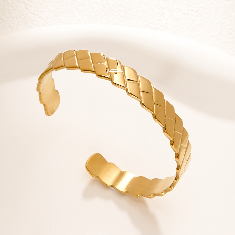 Fábrica en stock al por mayor de Europa y América transfronteriza de acero inoxidable en forma de C pulsera abierta ajustable chapado en oro 18K personalidad no se desvanece