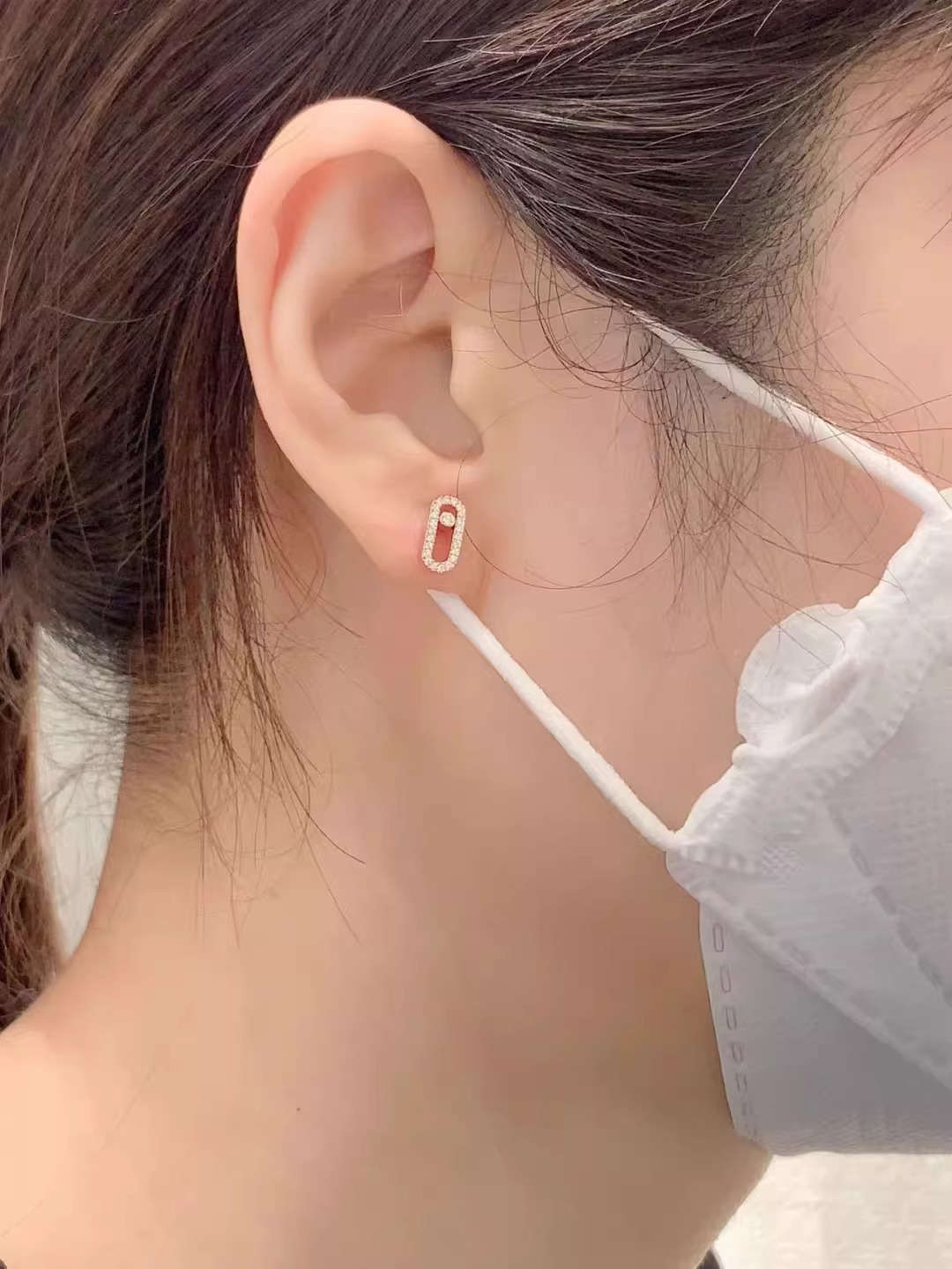 Orecchini a clip da donna con sfera in moissanite oro bianco_voghion.com