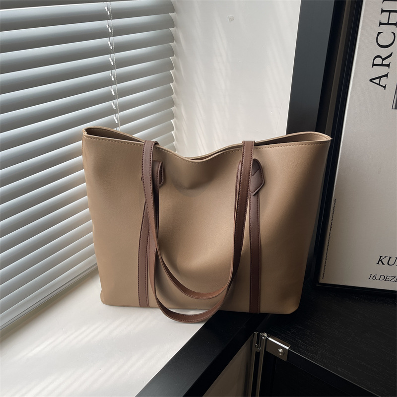 Bolsa coreana de gran capacidad de color sólido para mujeres 2025 otoño nueva moda retro bolso de viaje tote simple bolso de hombro