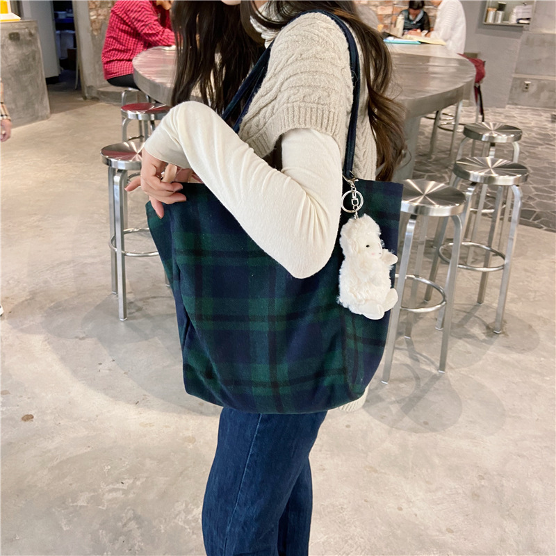 0981 Simple ins checkered woolen single-shoulder bag, hand-held cloth bag, student large-capacity shopping bag, laid-back style women's bag undefined