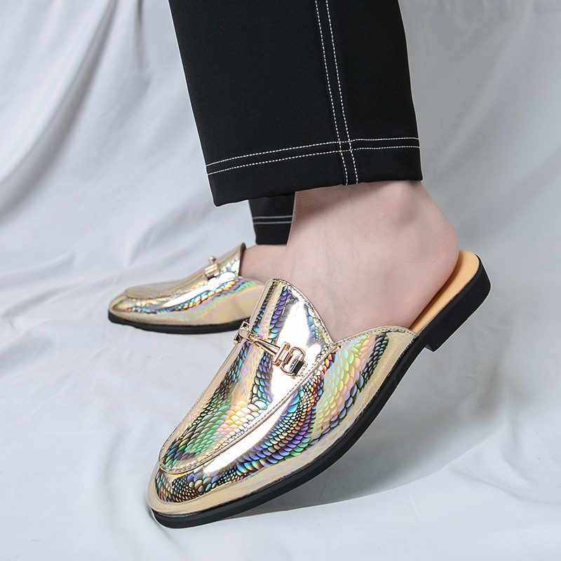 2025 nuevos productos de verano sandalias Baotou para hombres medio arrastre transfronterizo 46 zapatos de cuero de arrastre de hombre de gran tamaño brillante discoteca casual