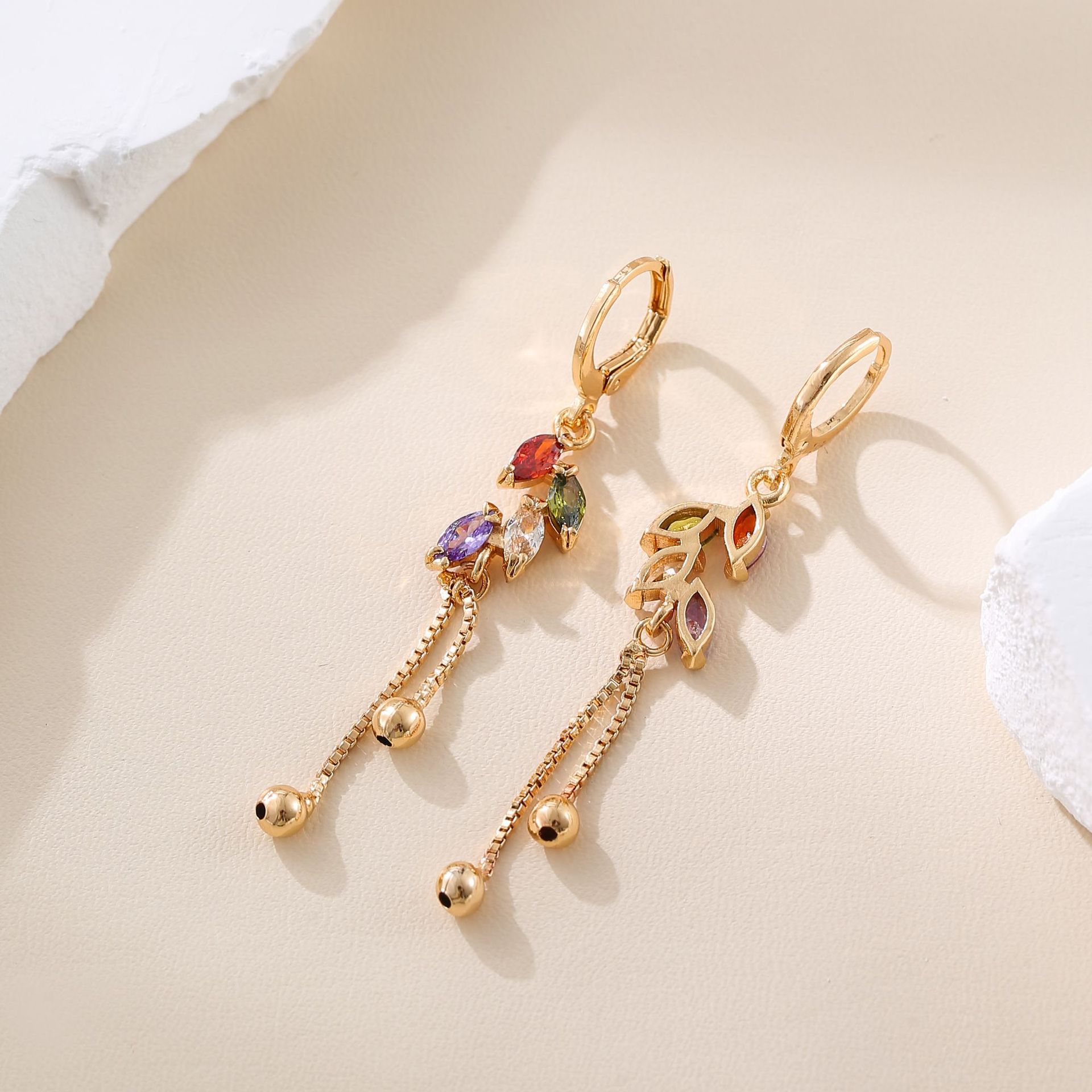 Amazon transfronteriza nueva moda exquisita con diamantes de zircón flores y hojas de aretes de bordilla diseño único