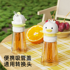 子供の赤ちゃんは携帯で水の神器を飲みます。