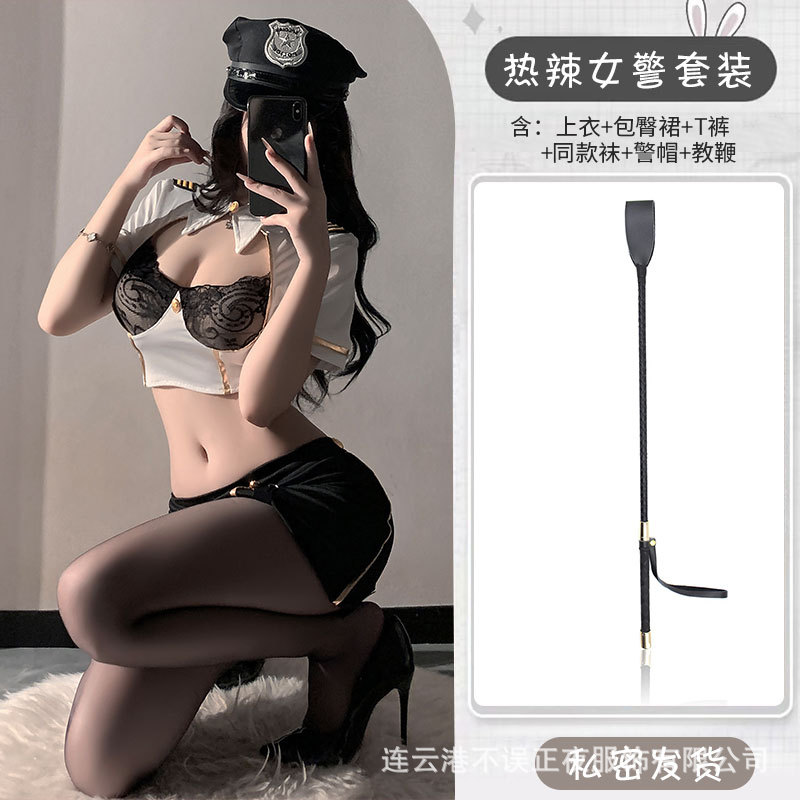 정장 + 어울리는 양말 + 여경 모자 + 포인터