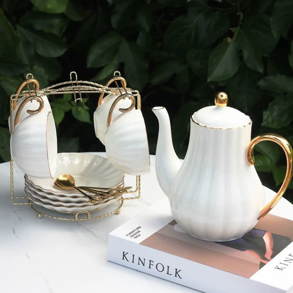 1 pot, 4 cups, 4 discs, 4 golden spoons and 1 shelf