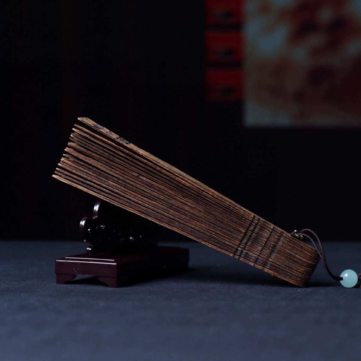 Abanico de madera de agar con acabado en aceite negro, artesanía vintage, pieza decorativa calada, abanico plegable de estilo chino, hecho a mano.