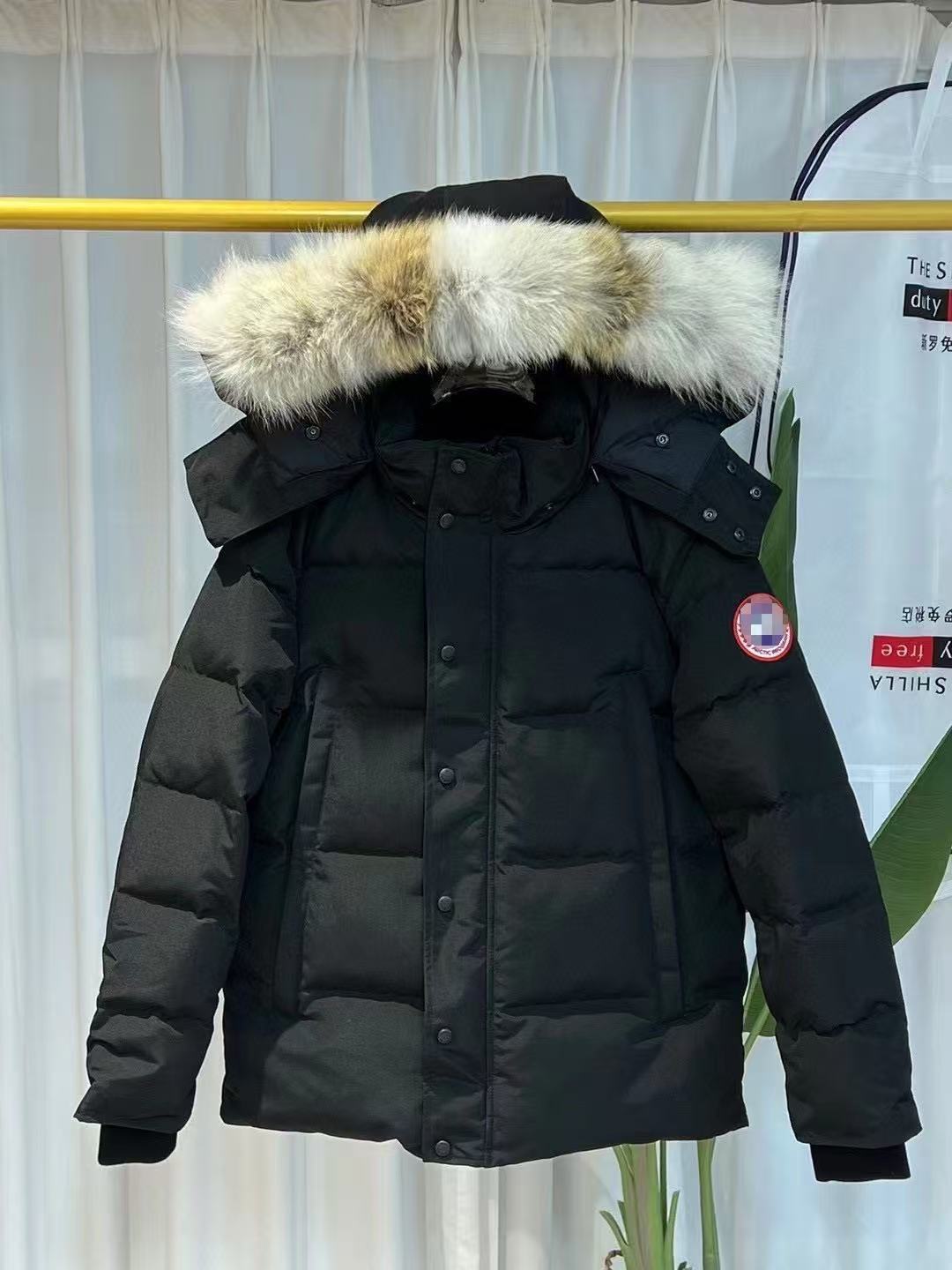 검정색 바탕에 빨간색 로고