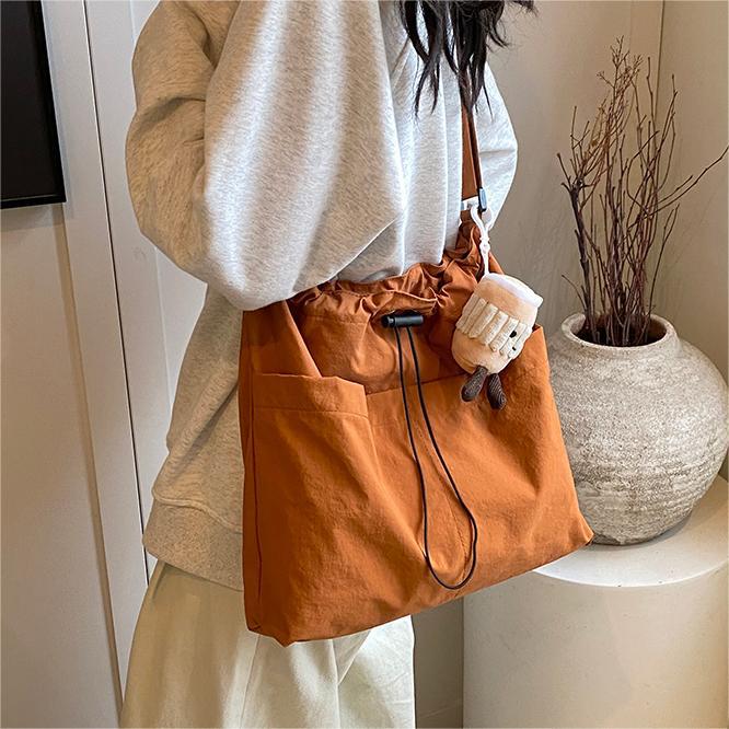 Bolsa de lona de moda simple 2024 nueva bolsa de mujer bolsa de hombro casual versátil de gran capacidad de viaje al trabajo bolso de cubo