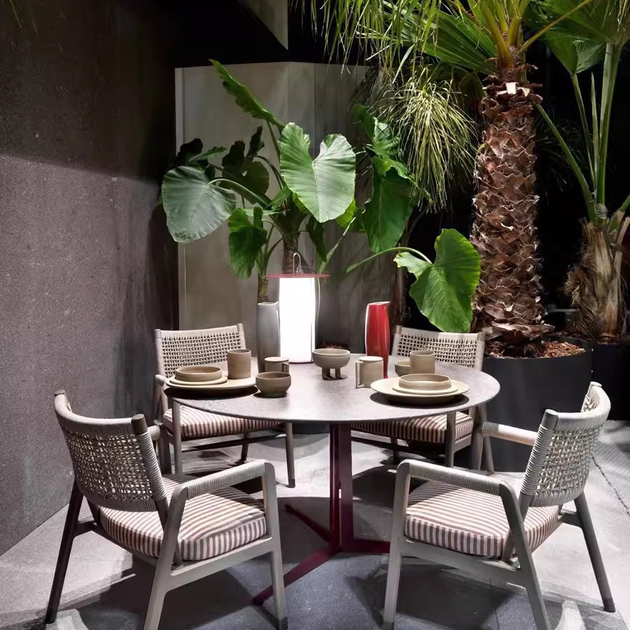 Mesas y sillas de teca al aire libre, patio, balcón, ocio, tejido de ratán, impermeable, protector solar, madera anticorrosiva, juego de tres piezas, silla de jardín combinada