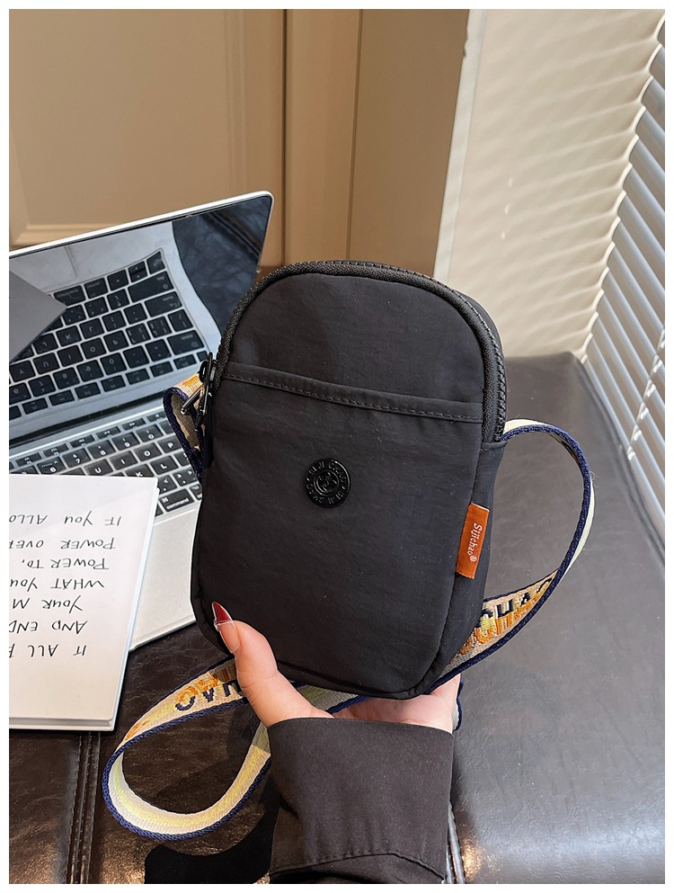Bolso de nylon de moda para mujeres 2026 nuevo bolso de teléfono móvil ligero casual simple bolso de transporte de viaje